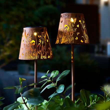 2er-Set Gartenstecker Solar-LEDs - Blütendekor in Rost-Optik, Eisenstecker, Ø 12 cm, 58,5 cm hoch, warmweißes Licht, Sol...