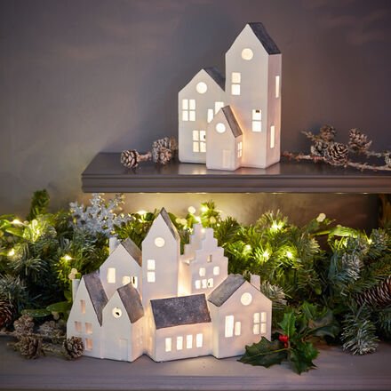 Dekorative Häuserzeile mit LED-Beleuchtung, groß, 26 x 10 x 18 cm