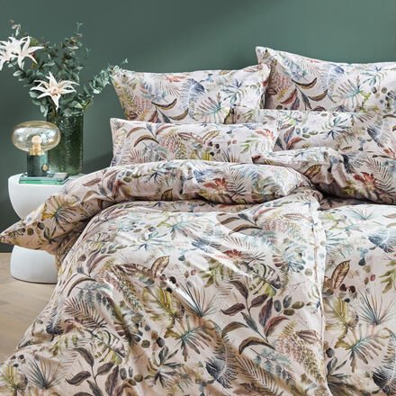 Thumbnail - Mako-Satin-Bettwäsche Eden - 155/220 + 80/80 + 40/80 cm, Tropen-Print, Naturtöne auf Puder, 100 % Baumwolle