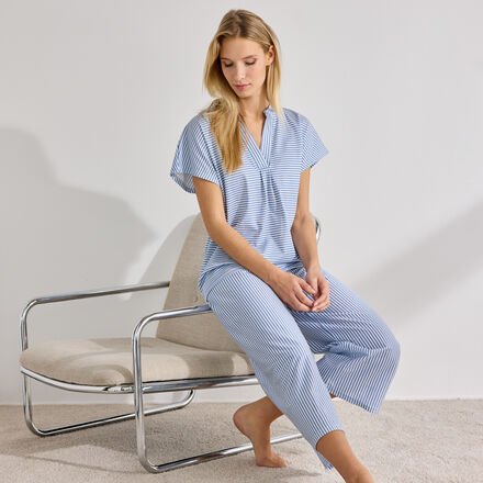 Pyjama - 100 % Baumwoll-Single-Jersey, Kurzarm, Oberteil 70 cm, Hose ca. 80 cm lang, Blau/Weiß gestreift - Größe M
