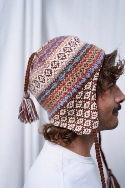 Haus of Namaste Handgefertigte Lammwollmütze mit Ohrenklappen | Fair-Isle-Strick | Karamellbraun und erdige Farben | Eth...