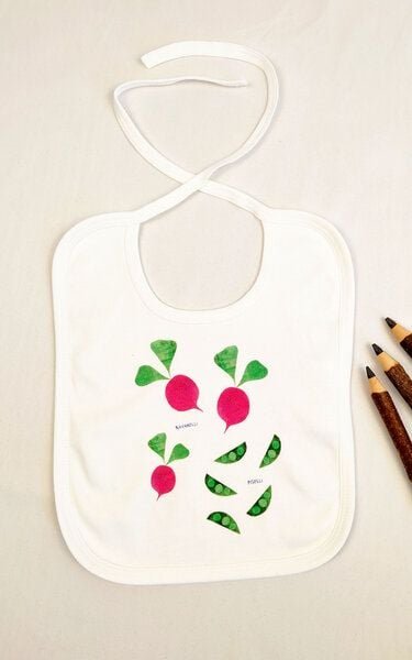 Meladi Kinder Baby-Lätzchen aus Biobaumwolle - Radieschen und Bohne auf Weiß