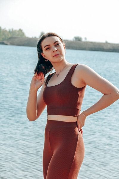 Vivien Joy Farrah Basic Crop Top