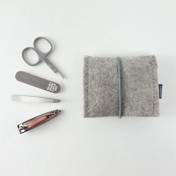 matilda k. manufaktur mini-maniküre-set 'jacob' (mit Nagelknipser) aus Wollfilz mit Rundgummi-Verschluß in vielen Farben