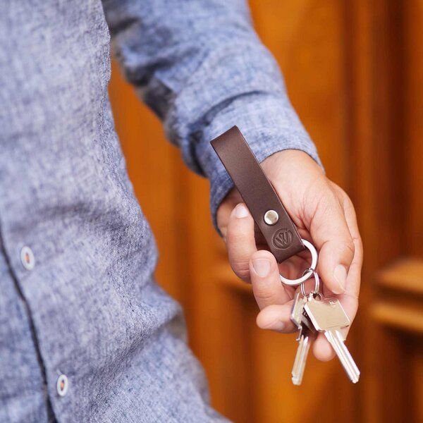 GOOD WILHELM Schlüsselanhänger LEO zum Öffnen aus vegetabilem Leder & Edelstahlring