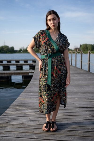 Kleid Oguni – Leichtes mit kurzen Ärmeln – Kimono-Form – Einsätze aus Leinen – Farbenfroher einzigartiger Print von KOKO...