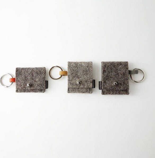 matilda k. manufaktur Schlüsselanhänger aus Wollfilz mit Täschchen für Einkaufswagen-Chip 'august'
