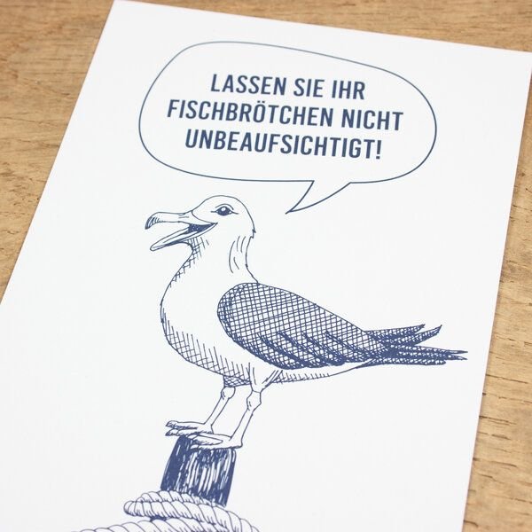 Bow & Hummingbird Maritime Postkarte "Fischbrötchen - Möwe" aus Recyclingpapier