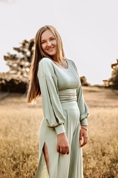 Vivien Joy Flower Pulli mit Schlitzen an den Ärmeln - Farrah