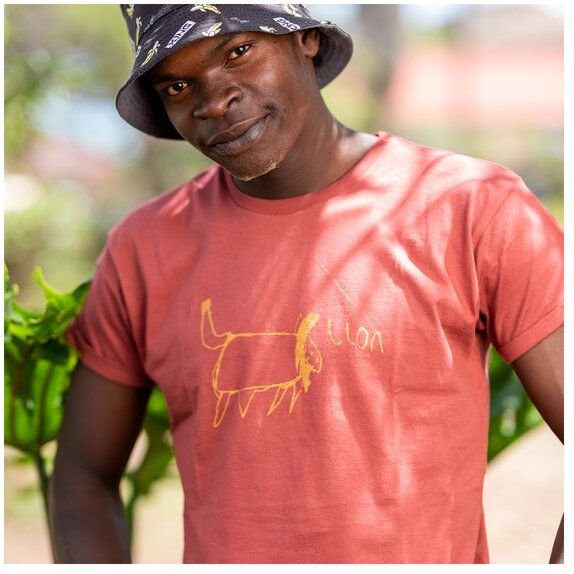 Kipepeo-Clothing Herren Print T-Shirt aus Bio-Baumwolle LION Marsala. Handmade in Kenya