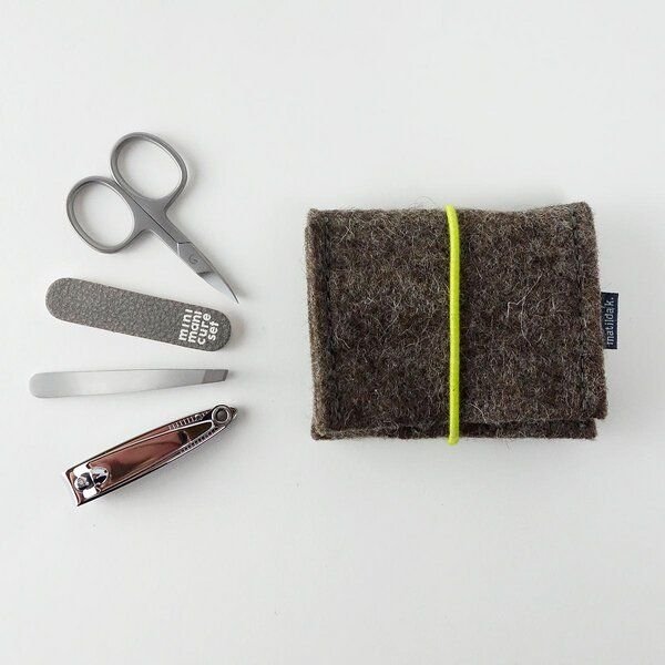 matilda k. manufaktur mini-maniküre-set 'jacob' (mit Nagelknipser) aus Wollfilz mit Rundgummi-Verschluß in vielen Farben