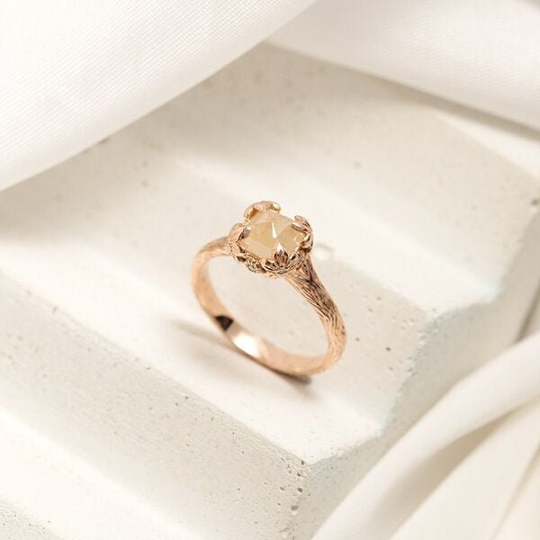 Eppi Goldring mit Salt and Pepper Diamant und handgravierten Blumen Flower