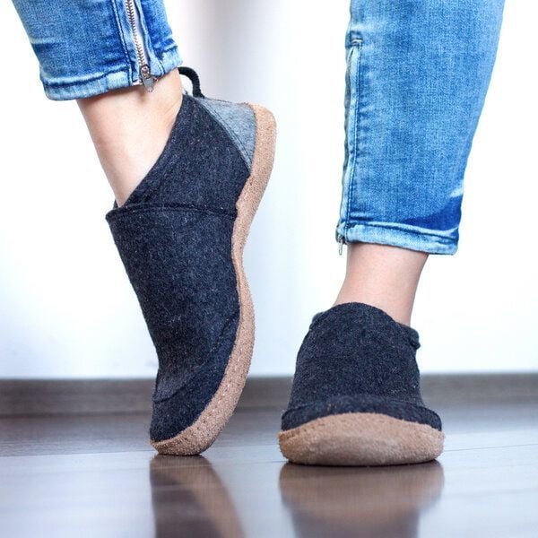 WoolFit moderne Filz-Hausschuhe „Taiga“ mit geschlossener Form für einen stabilen Sitz