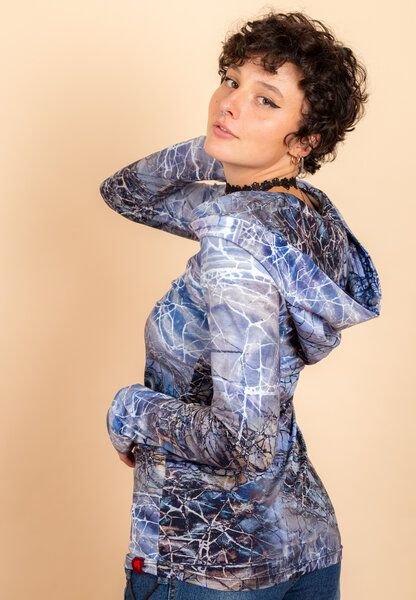 Die rote Zora Zora Hoodie mit Muster