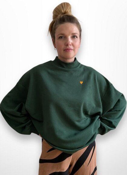 noemvri fashion label oversized Sweatshirt Turtleneck mit einem Herz auf der Brust