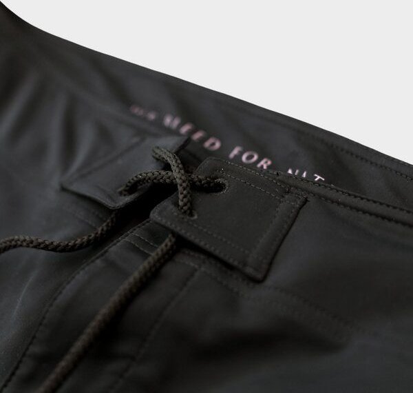 picea (by bleed) ECONY Max-Flex Boardshorts in Lila/Schwarz