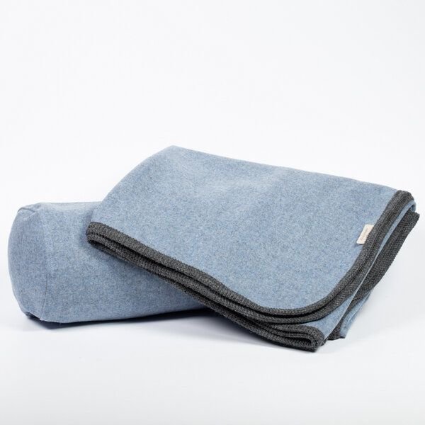 nahtur-design Decke und Nackenrolle aus 100% Leichtloden in kräftigen Farben