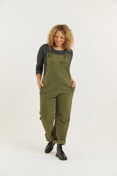Flax and Loom Tencel-Baumwoll Latzhose Relaxed Fit Modell: Lou Barker