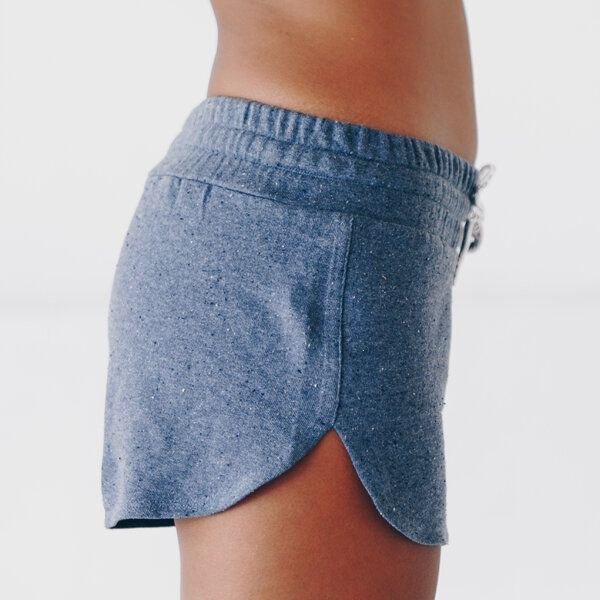 The Driftwood Tales Kurze, sportliche Damenhose mit breitem Bund und DRIFTWOOD-Kordelzug