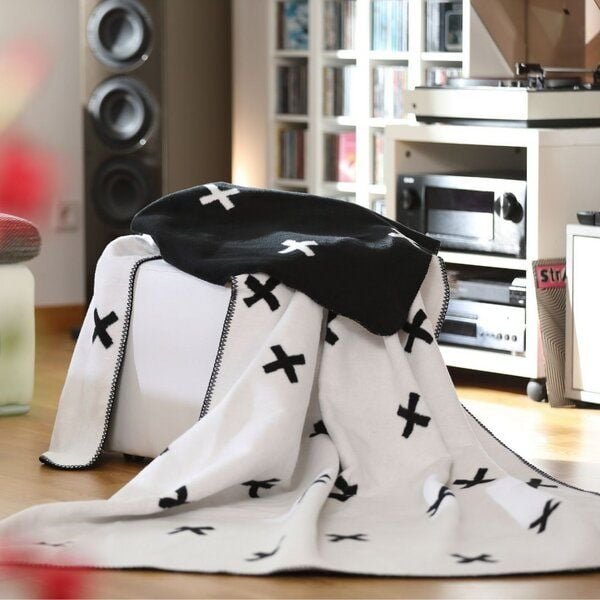 KOLTER schwarz-weiße Wohndecke Plus aus veganer Bio-Baumwolle