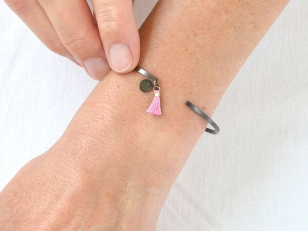 renna deluxe Armreif in Schwarz mit zwei Anhängern