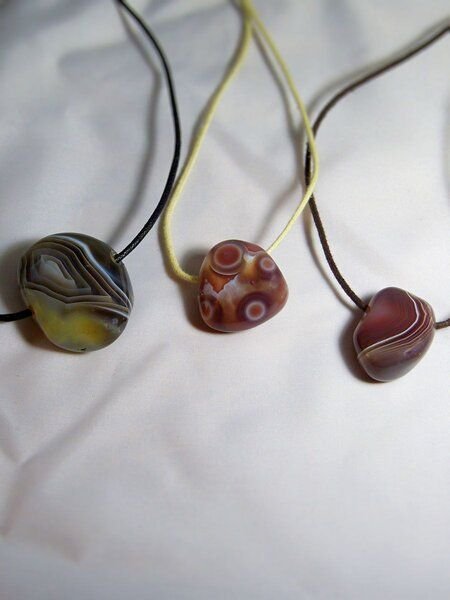 OneWorldMinerals 2 grau gebänderte Achate & 1 Augenachat aus Botsuana, Anhängerset