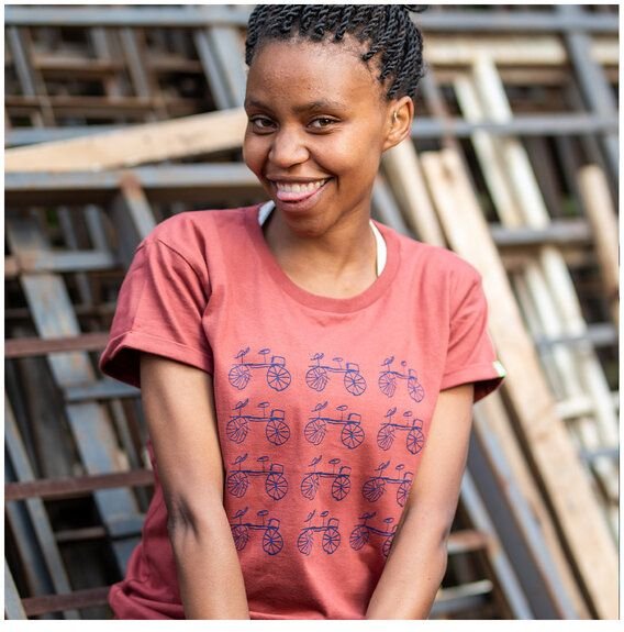 Kipepeo-Clothing BAISIKELI FAHRRAD Damen T-Shirt aus Bio-Baumwolle Marsala. Handmade in Kenya