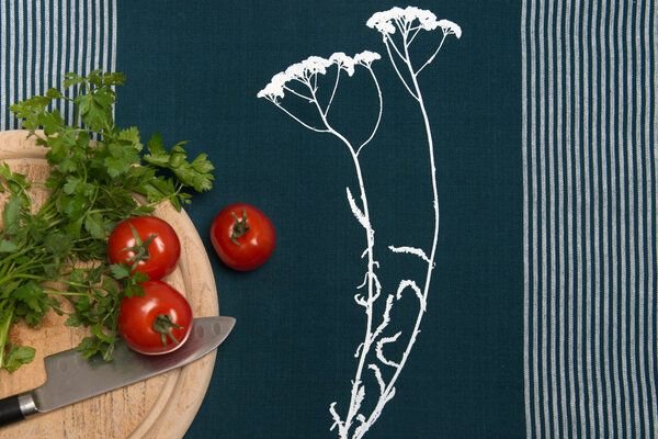 Hirschkind Bio & Fair-Trade-Geschirrtuch "Schafgarbe" petrol