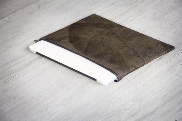 BY COPALA 13–14" nachhaltige vegane Laptoptasche aus Blättern, MacBook Hülle in grau - metallic / dunkelbraun