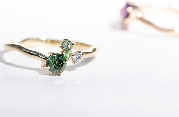 Thumbnail - Eppi Cluster Ring mit grünem Diamanten und Edelsteinen Roche
