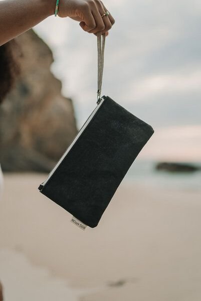 Bag Affair Clutch mit Handschlaufe aus CORKonLINEN