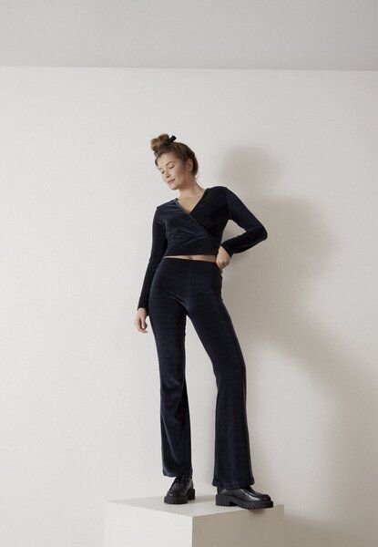 Givn Berlin Samthose GBELODIE flared leg aus Bio-Baumwolle