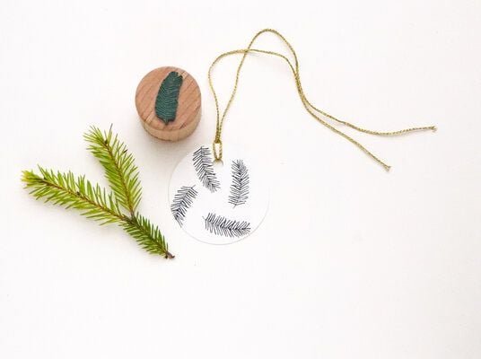 STUDIO KARAMELO Ministempel TANNENZWEIG Buchenholz