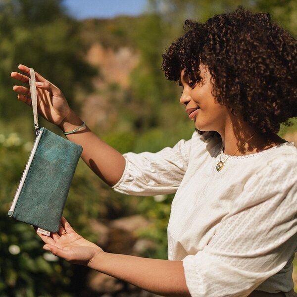 Bag Affair Clutch mit Handschlaufe aus CORKonLINEN