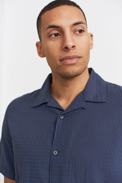 About Companions Leichtes Kurzarmhemd KUNO in Seersucker-Webung