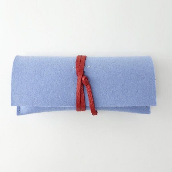 matilda k. manufaktur Brillenetui 'auguste' XL für breite Brillen aus farbigem Wollfilz mit Lederband