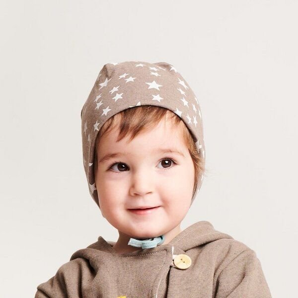 Cheeky Apple Gefütterte Baby-Ohrenhaube aus Bio-Baumwolle "Stars Taupe" Braun/Weiß