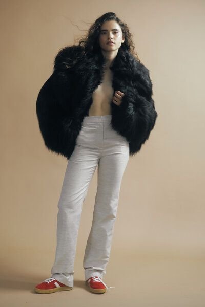 IVA RYCH Minimalistische Hose aus Strukturstoff I Deadstock