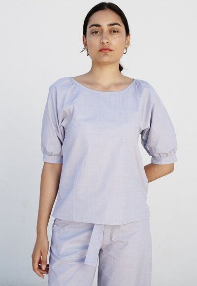 Studio Hertzberg TOP IN-DYAA MIT AUSSCHNITT IM RÜCKENTEIL - 100% BIO BAUMWOLLE