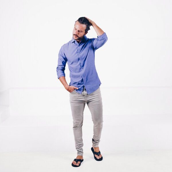 The Driftwood Tales Mittelblaues Hemd aus recycelten Materialien