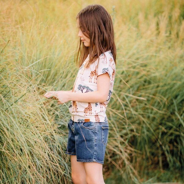 Kinder T-Shirt Bio-Baumwolle beige mit Giraffenprint, GOTS-zertifiziert, besonders weich, sanft, atmungsaktiv und pflege...