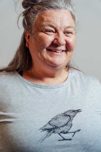 NanMa Bio-Baumwoll-Shirt Rabe | handbedruckt in Österreich | Damen | loose fit | grau | lokal & fair & vegan