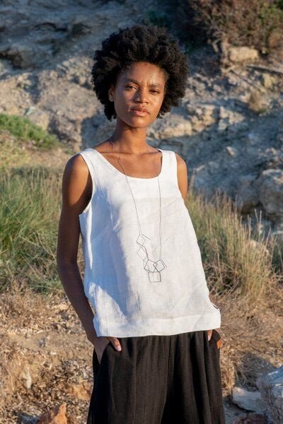 Top Katania – Lockeres mit einfacher Form – Breite Schulterträger – Rundhalsausschnitt – 100% Hanf – Fair produziert in ...