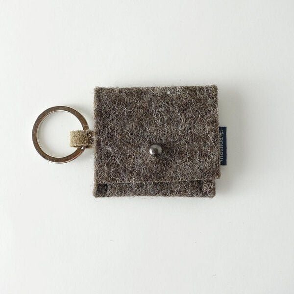 matilda k. manufaktur Schlüsselanhänger aus Wollfilz mit Täschchen für Einkaufswagen-Chip 'august'
