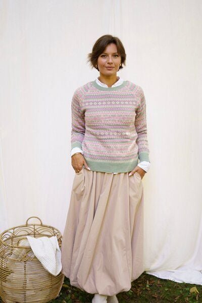 Thumbnail - Haus of Namaste Handgemachter Fair Isle Lammwollpullover | 100% Lammwolle in Altrosa & Salbeigrün | Faire und nachhaltig...