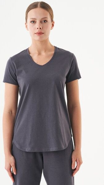 ORGANICATION ESSENTIALS-TUBA- Basic T-Shirt aus Bio-Baumwolle mit V-Ausschnitt