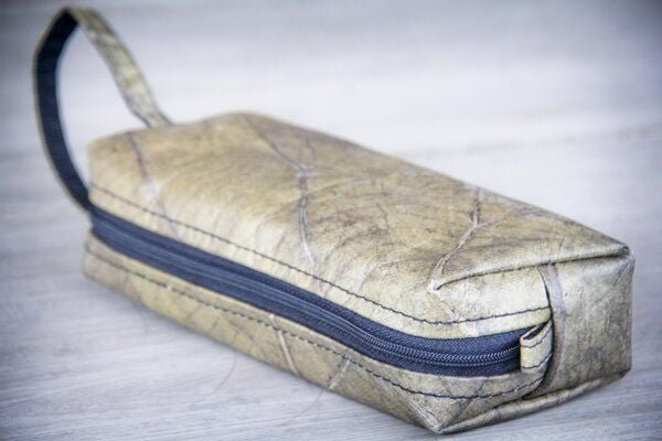 BY COPALA Kosmetik-Tasche / Federmappe aus recycelten Blättern, mit Riemen, Etui handmade und vegan (schwarz /grau)