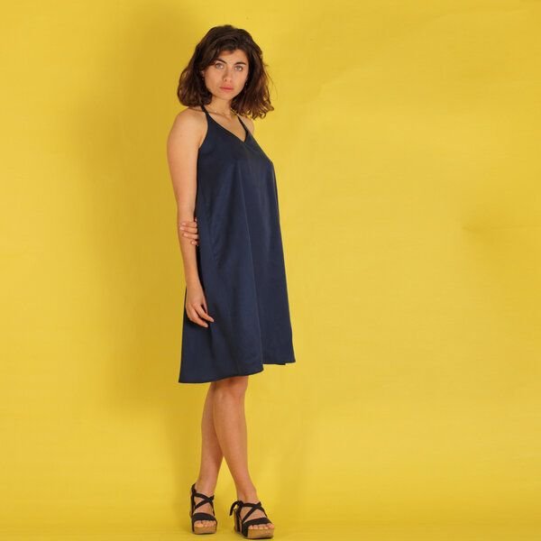 ManduTrap Tamira – Kurzes Tencel Trägerkleid in Blau mit Rückenausschnitt