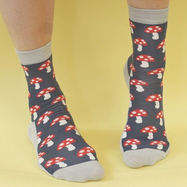 Fräulein Prusselise Pilz Socke blau, rot grau, bunt gemustert