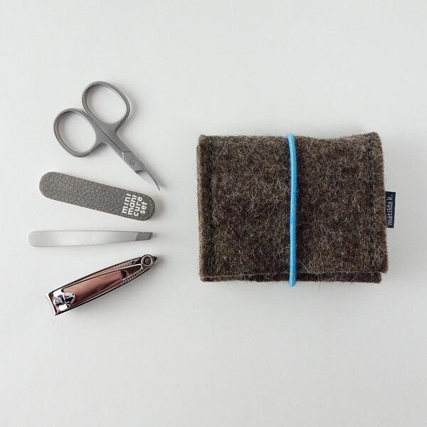 matilda k. manufaktur mini-maniküre-set 'jacob' (mit Nagelknipser) aus Wollfilz mit Rundgummi-Verschluß in vielen Farben